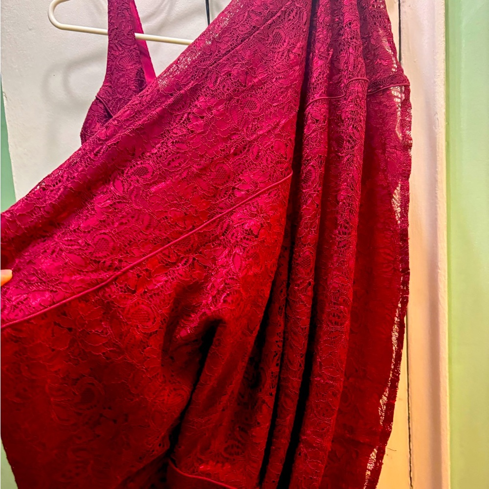 Gorgeous low V cut, sleeveless fit and flare burgundy gown - Picture 4 of 7